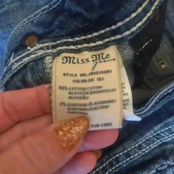 NWOT- Miss me Bermuda boyfriend shorts- dark wash- waist size 27”. - Picture 4 of 8